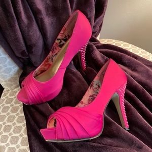 Madden Girl Bright Pink Cloth w/ diam. stud heal & flora inside. Like New. SZ: 9